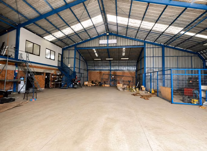 Se vende terreno con Galpón en Barrio Idustrial - Imagen 3