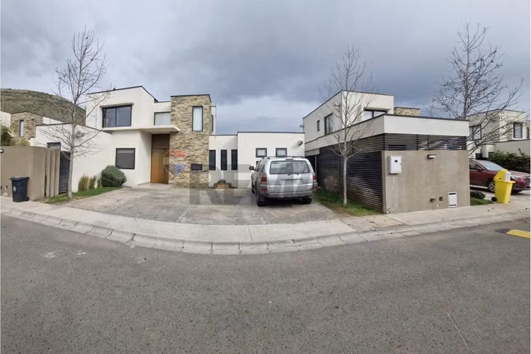 Hermosa casa mediterránea a la venta en chicureo