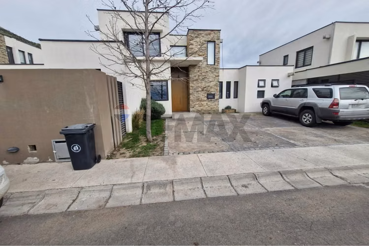 Hermosa casa mediterránea a la venta en chicureo - Imagen 2