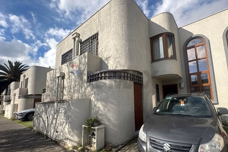 Casa arriendo en condominio la reina