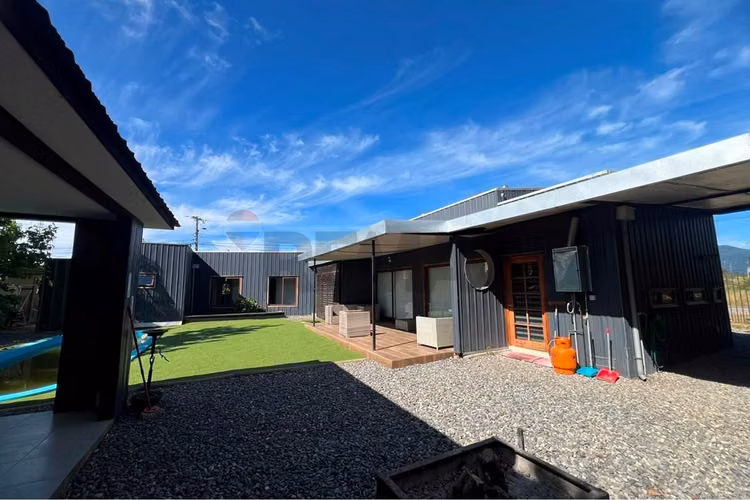 "hogar perfecto en colbún: modernidad y confort"
