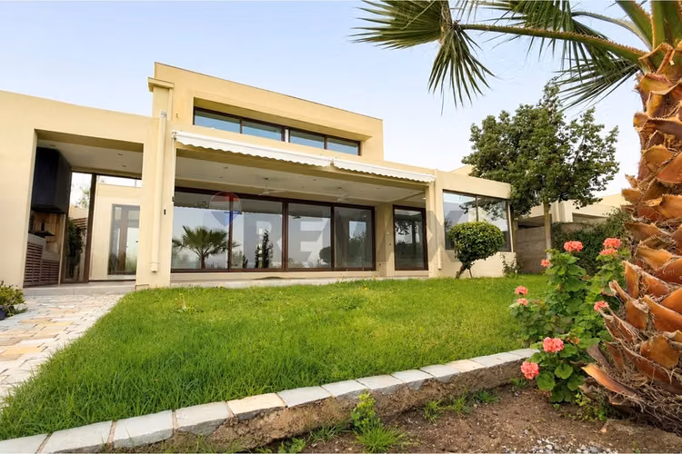 Casa 5d4b con quincho y jardín chamisero