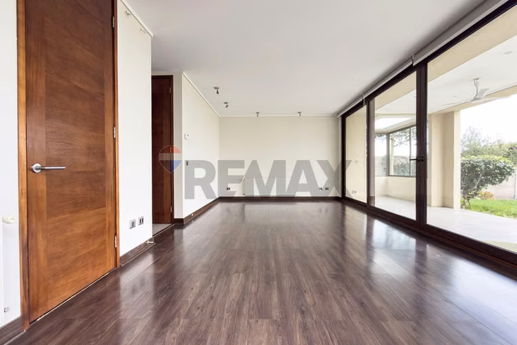 Casa 5d4b con quincho y jardín chamisero