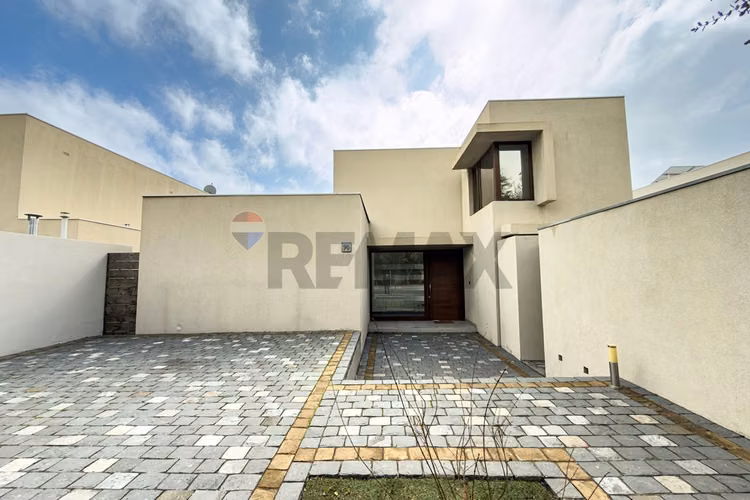 Casa 5d4b con quincho y jardín chamisero