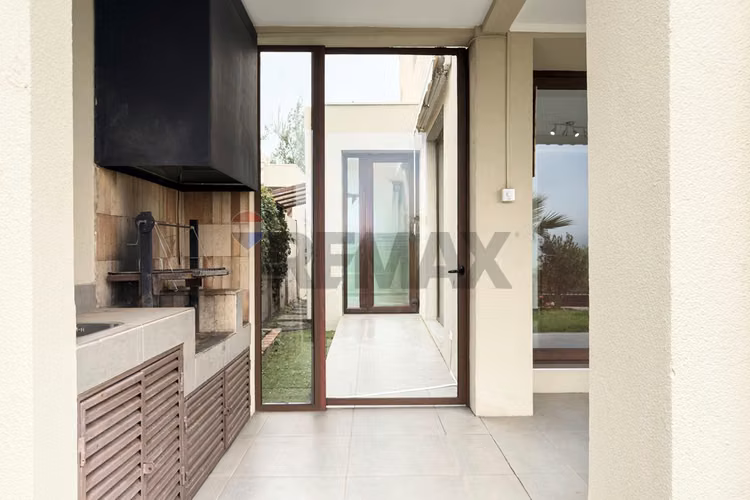 Casa 5d4b con quincho y jardín chamisero