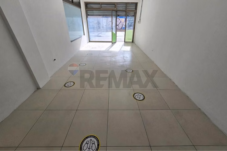 Local en calle de 77 metros en planta libre - Imagen 3