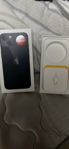Vendo iPhone 13 semi nuevo solo 1 año, tiene todo caja de embalaje, llave y su cable de carga 128 gb