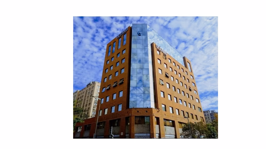 Oficina en Santiago, 425 m2 de planta libre, espacio ideal para centros de salud, cerca del Metro Universidad de Chile (líneas 1 y 3).