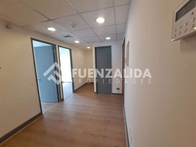 Excelente oficina en venta a pasos Costanera Center - Imagen 2