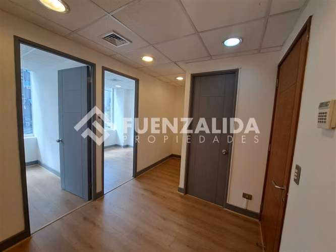 Excelente oficina en venta a pasos Costanera Center
