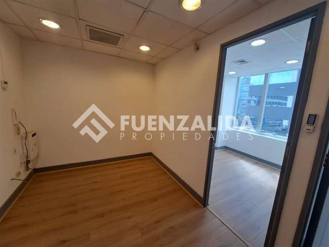 Excelente oficina en venta a pasos Costanera Center - Imagen 12