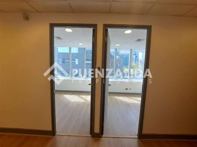 Excelente oficina en venta a pasos Costanera Center - Imagen 4
