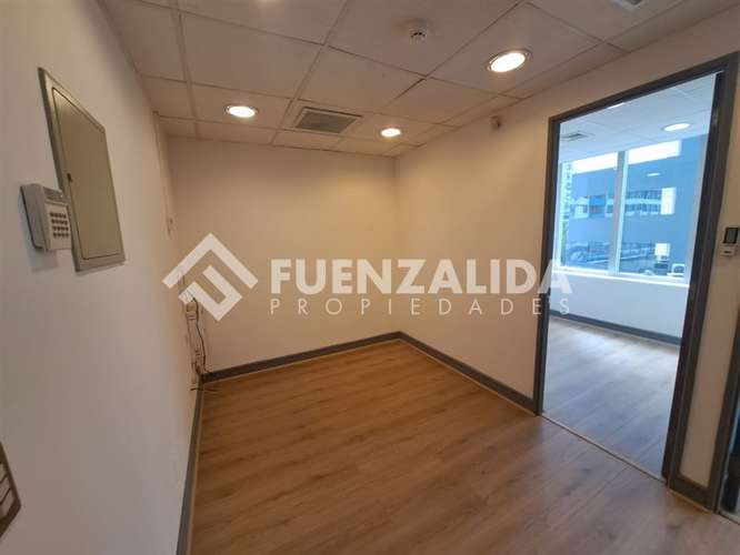 Excelente oficina en venta a pasos Costanera Center - Imagen 3