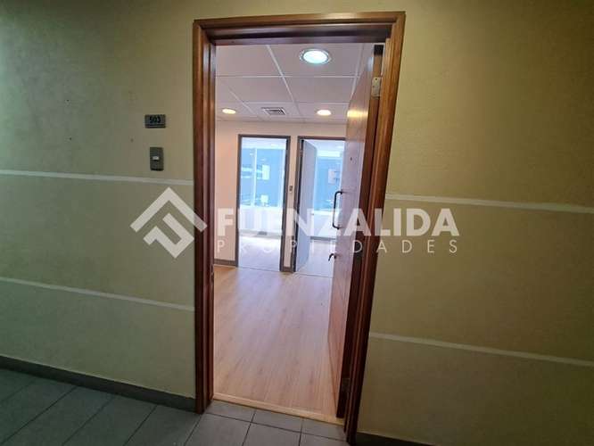 Excelente oficina en venta a pasos Costanera Center - Imagen 10