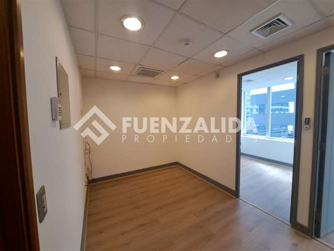 Excelente oficina en venta a pasos Costanera Center - Imagen 9