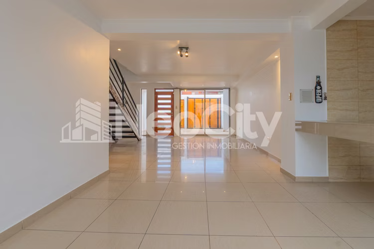 EN ARRIENDO LINDA CASA CON AMPLIOS ESPACIOS
