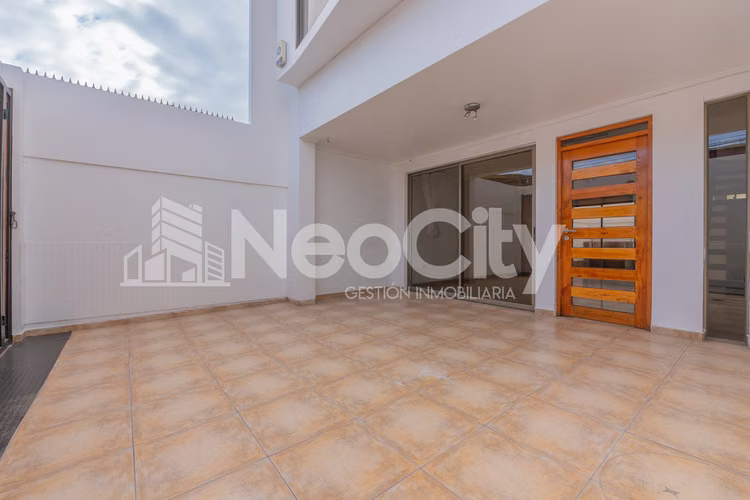 EN ARRIENDO LINDA CASA CON AMPLIOS ESPACIOS