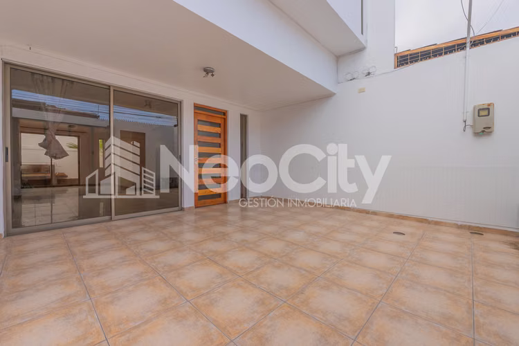 EN ARRIENDO LINDA CASA CON AMPLIOS ESPACIOS