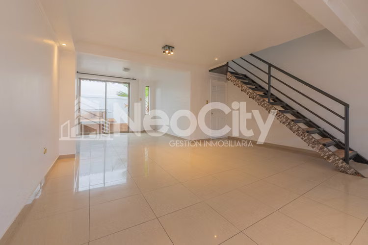 EN ARRIENDO LINDA CASA CON AMPLIOS ESPACIOS
