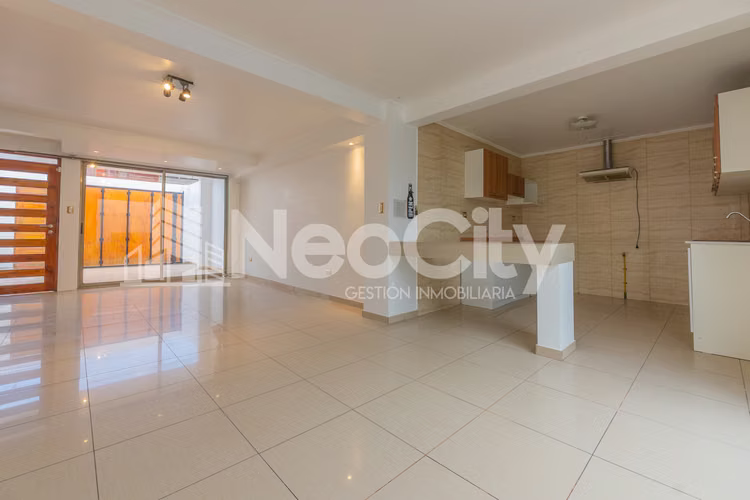EN ARRIENDO LINDA CASA CON AMPLIOS ESPACIOS
