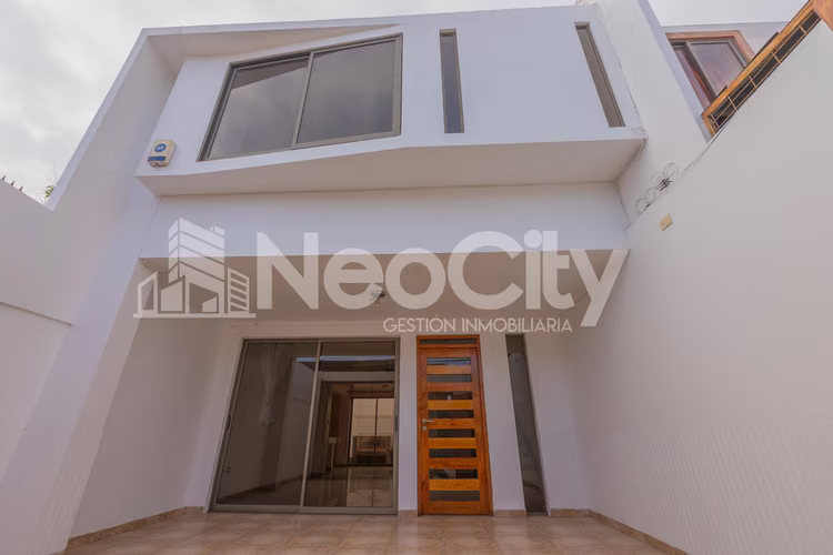 EN ARRIENDO LINDA CASA CON AMPLIOS ESPACIOS