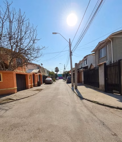 ¡Tu Nuevo hogar te espera! Amplia casa  3D/2B/1E, Sector residencial, Cerca PDI, Quilicura - Imagen 2