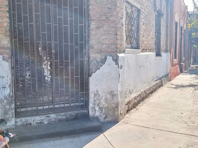 CASA ESQUINA CON PATIO INTERIOR SE RECIBEN OFERTAS CONTADO - Imagen 3