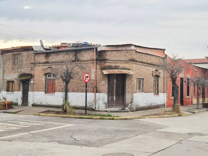 CASA ESQUINA CON PATIO INTERIOR SE RECIBEN OFERTAS CONTADO