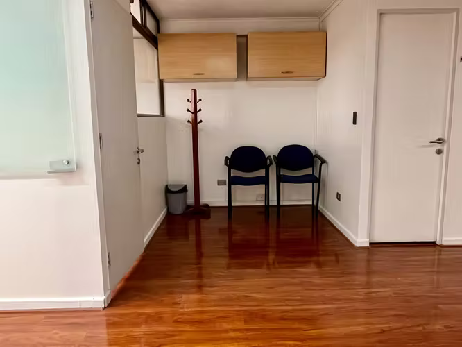 ESTUPENDA OFICINA EN ARRIENDO DE 45 M CON ESTACIONAMIENTO - Imagen 9