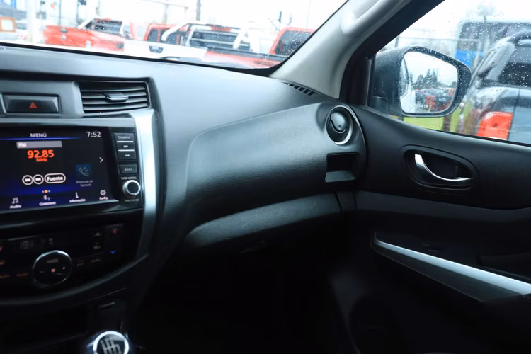 NISSAN NAVARA MT 4X2 2021 XE DIESEL FULL EQUIPO CON AC DOBLE CABINA - Imagen 16
