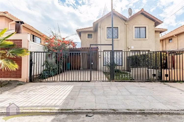 Tu casa en Cerrillos: 3 dormitorios, patio y estacionamiento