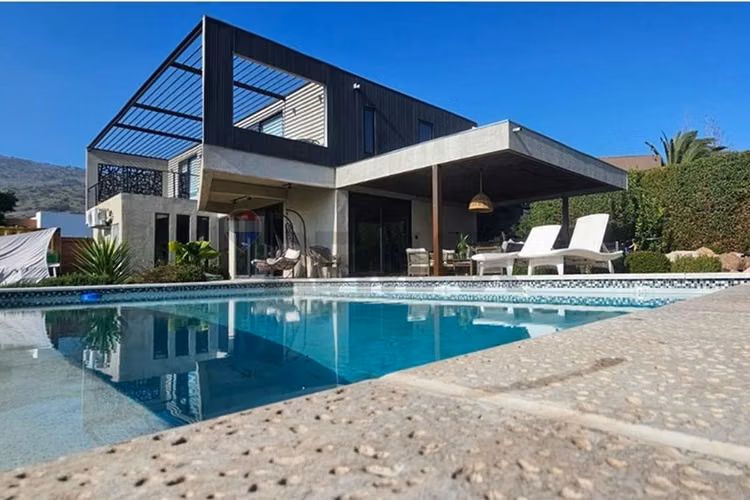 Casa moderna con vista despejada en chicureo