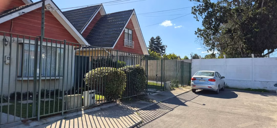 Venta de casa en Condominio en La Cruz, 3 dormitorios, 2 baños, 5 estacionamientos. 136 M$
