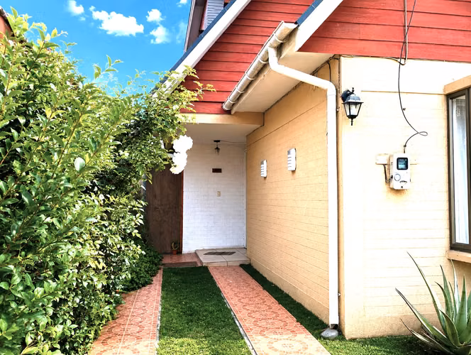 Venta de casa en Condominio en La Cruz, 3 dormitorios, 2 baños, 5 estacionamientos. 136 M$