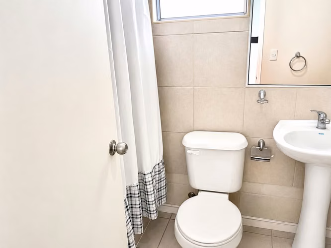Venta de casa en Condominio en La Cruz, 3 dormitorios, 2 baños, 5 estacionamientos. 140 M$