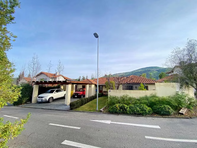 CERCANA A COMERCIO, COLEGIOS Y AUTOPISTAS CONEXIÓN SANTIAGO