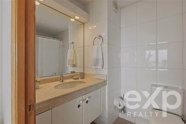 Arriendo Exquisito Depto amoblado 3 dorm. Alto Las Condes - Imagen 32