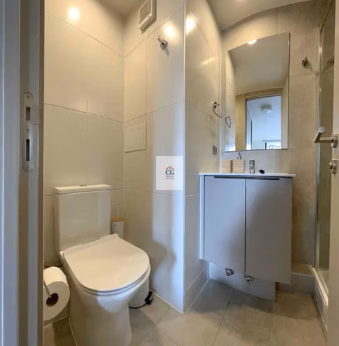 ARRIENDO DEPTO. COMPLETAMENTE AMOBLADO EN ÑUÑOA  Arriendo: $590.000 mensuales Ñuñoa – Excelente ubicación y conectividad