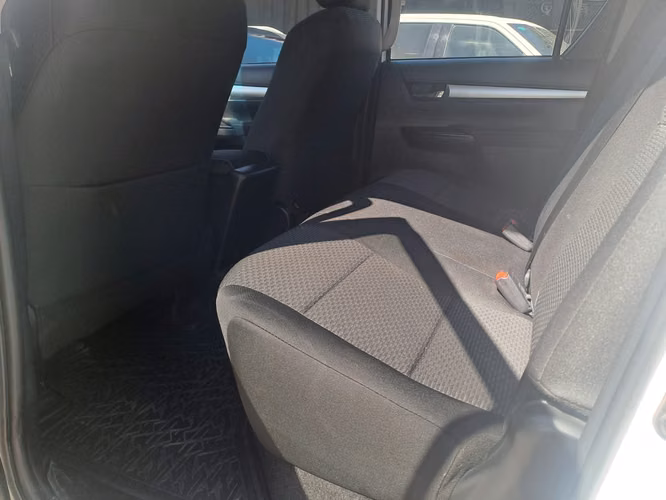 TOYOTA HILUX 2.4 SR MT 4X2 DIESEL - Imagen 9