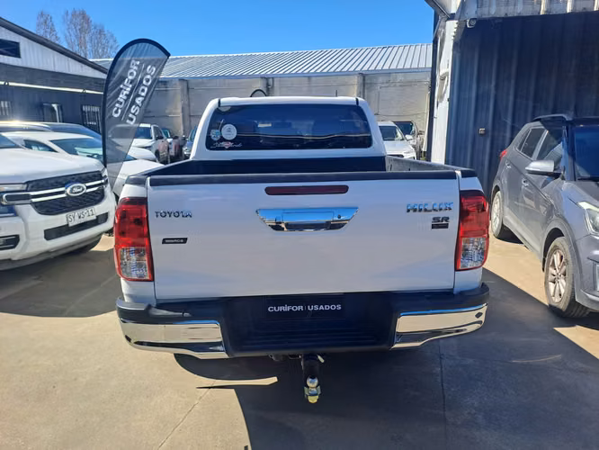 TOYOTA HILUX 2.4 SR MT 4X2 DIESEL - Imagen 6