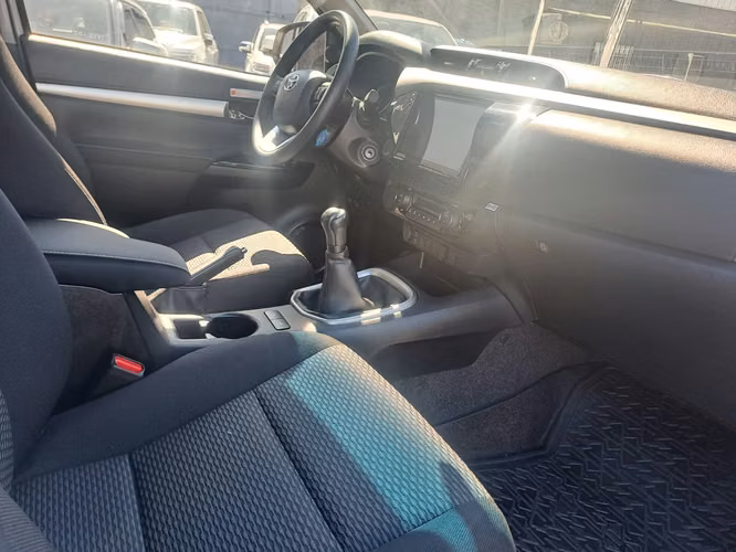 TOYOTA HILUX 2.4 SR MT 4X2 DIESEL - Imagen 8
