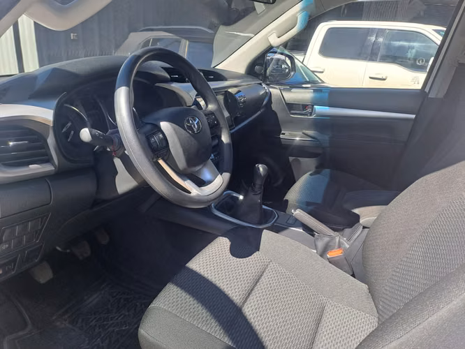 TOYOTA HILUX 2.4 SR MT 4X2 DIESEL - Imagen 7