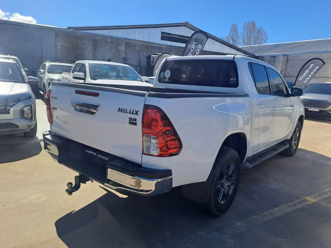TOYOTA HILUX 2.4 SR MT 4X2 DIESEL - Imagen 5