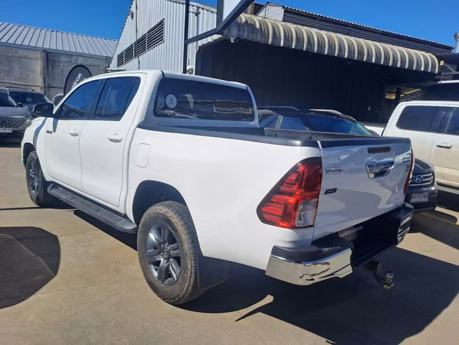 TOYOTA HILUX 2.4 SR MT 4X2 DIESEL - Imagen 4