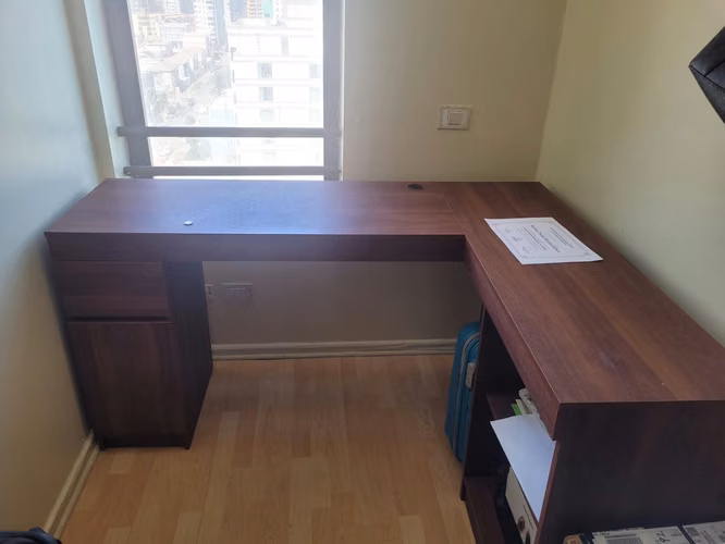 Escritorio esquinero en L con silla