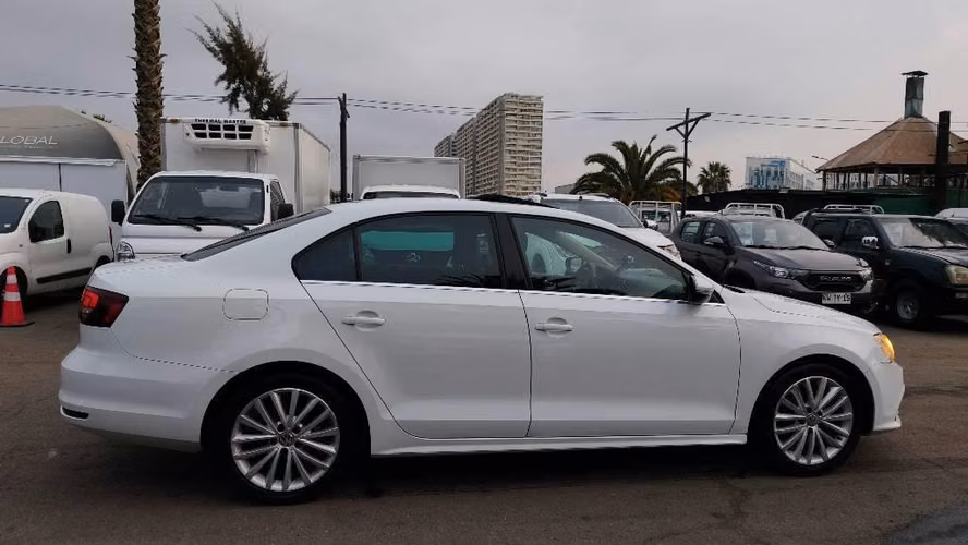 VOLKSWAGEN BORA LUXURY 2016