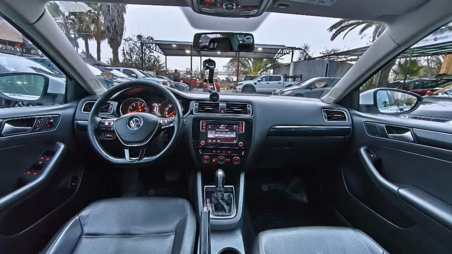 VOLKSWAGEN BORA LUXURY 2016