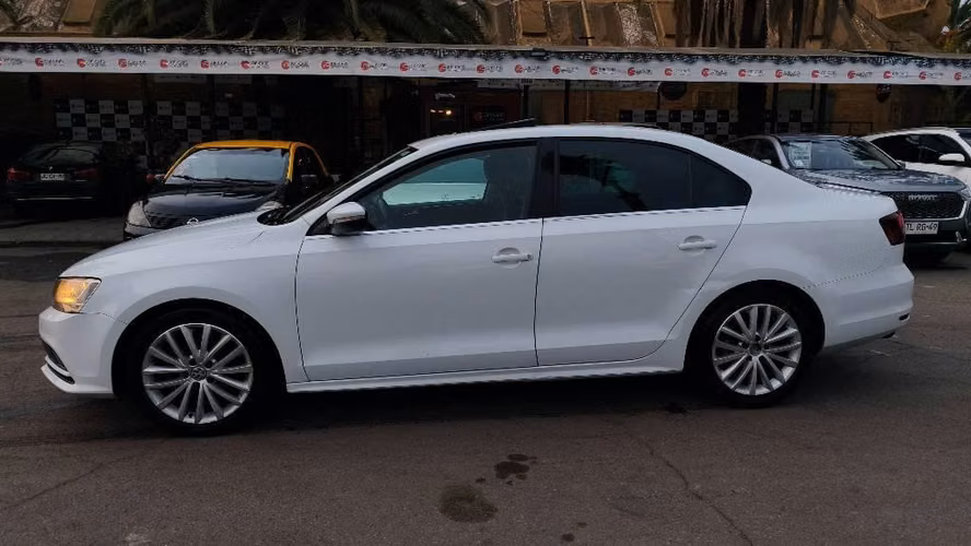 VOLKSWAGEN BORA LUXURY 2016