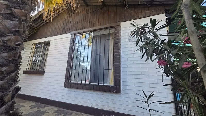 CASA CON AMPLIO TERRENO A PASOS DEL METRO PROTECTORA