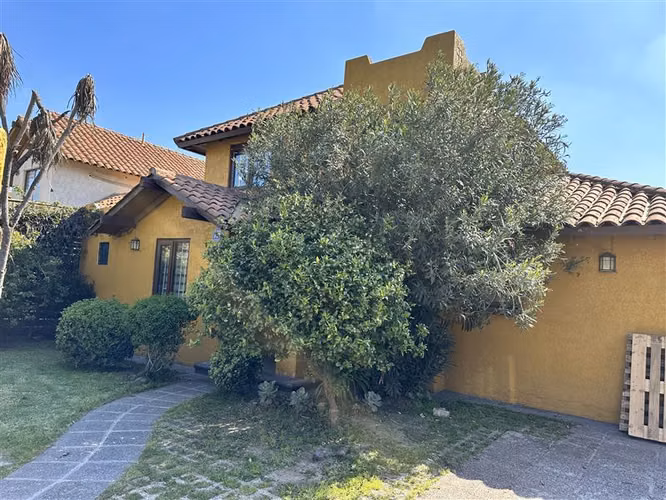 Casa en venta en Peñalolén 4D/ 4B/ Piscina